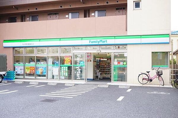 ファミリーマート千住河原町墨堤通り店 徒歩9分。 660m