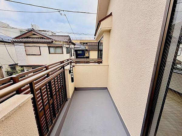 太陽の光を存分に取り込むことのできるゆとりあるバルコニー。