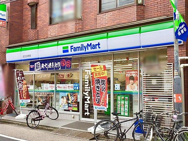 ファミリーマート足立五反野店 徒歩8分。 610m