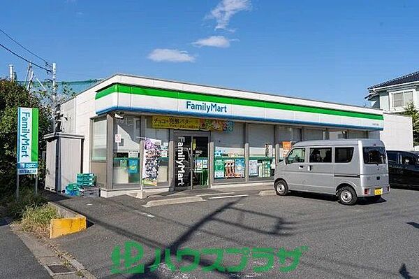 ファミリーマート六木四丁目店 徒歩5分。 370m