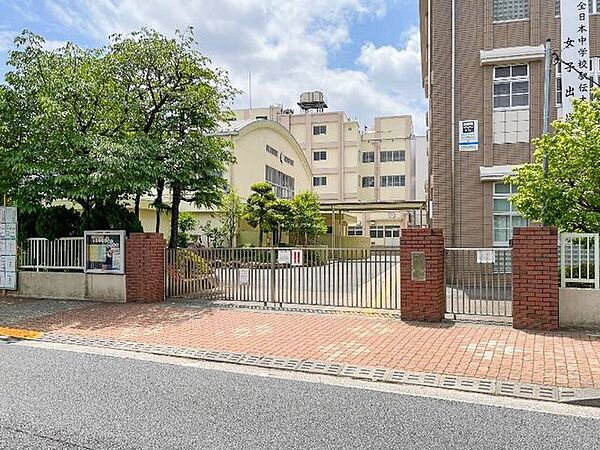 足立区立第十一中学校 徒歩5分。 350m