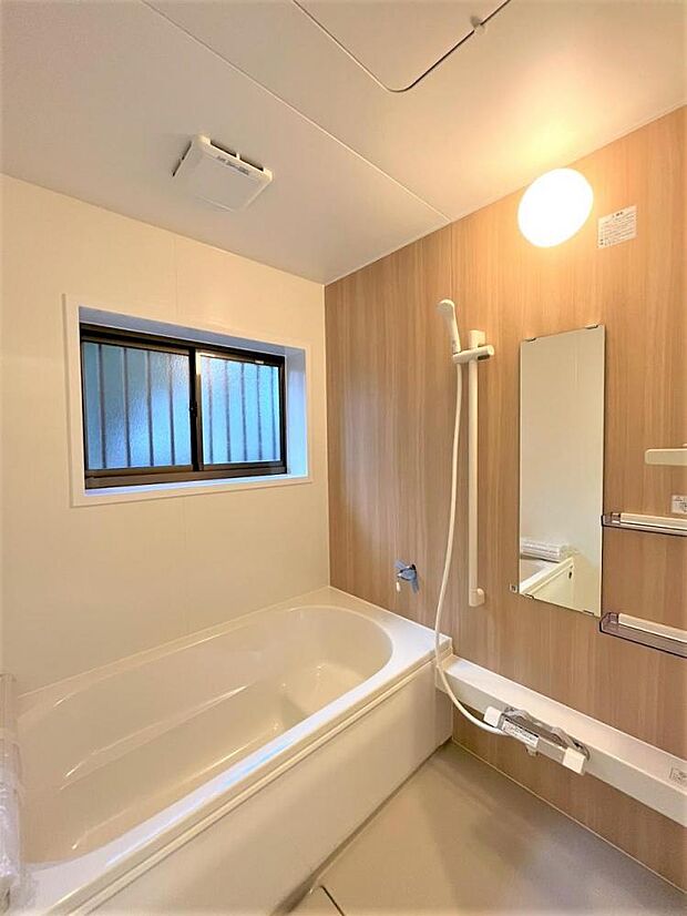 【リフォーム済】浴室はユニットバスに新品交換しました。浴槽には滑り止めの凹凸があり、床は濡れた状態でも滑りにくい加工がされている安心設計です。