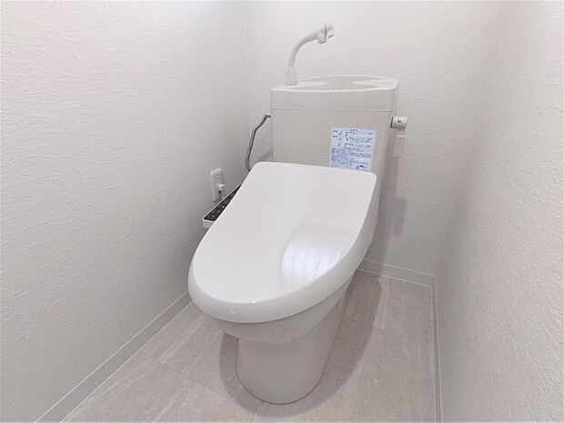 【同仕様写真】トイレの同仕様写真です。トイレは新品交換を行います。