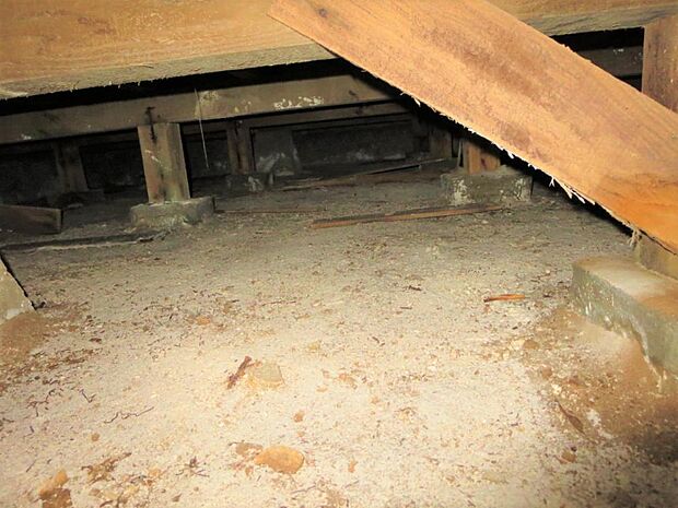 中古住宅の三大リスクである雨漏り、主要構造部分の欠陥や腐食、給排水管の漏水や故障を2年間保証します。その前提で床下まで確認の上でリフォームし、シロアリの被害調査と防除工事もおこないます。