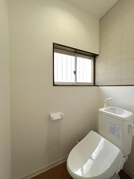 【リフォーム済】トイレ写真です。トイレは新品に交換、床はクッションフロアを張り替えました。直接肌に触れるトイレは新品だと嬉しいですね。