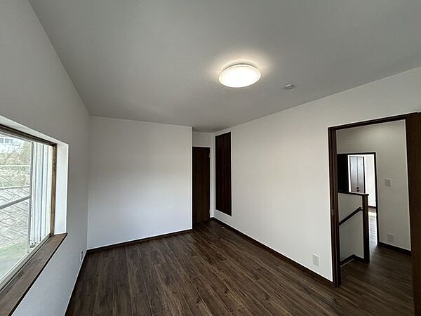 【リフォーム済】2階約6帖洋室の別角度写真です。当住宅は、リビング以外の全ての居室に収納があります。収納が多いと、そのぶんお部屋をスッキリさせることが出来ます。