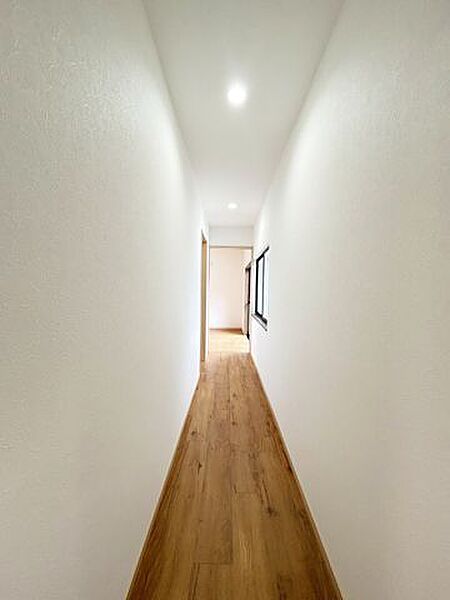 【リフォーム済】廊下の写真です。全室フローリングなので見た目がお洒落。掃除も簡単でアレルギーの方にもおすすめです。