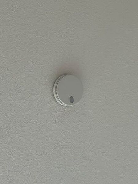 【リフォーム済】全居室に火災警報器を新設しました。キッチンには熱感知式、その他のお部屋や階段には煙感知式のものを設置し、万が一の火災も大事に至らないように備えます。電池寿命約10年です。