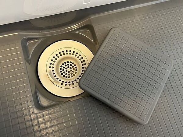 【リフォーム済】新品交換するユニットバスの排水口は、流れる水の力だけで髪の毛をキレイにまとめてくれ、簡単に捨てられるのでお掃除がラクにできます。