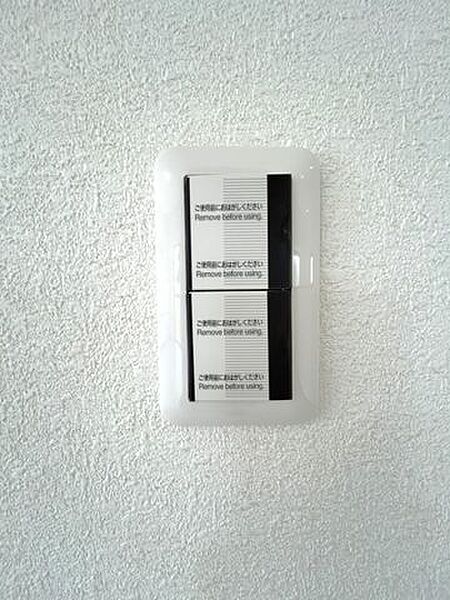 【リフォーム済】照明スイッチはワイドタイプに交換します。毎日手に触れる部分なので気になりますよね。新品できれいですし、見た目もオシャレで押しやすいです。