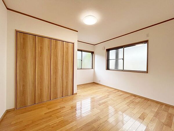 【リフォーム済】洋室の写真です。平屋なので、窓を開けると心地よい風が家全体に行き渡ります。