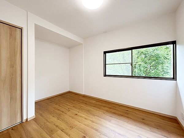 【リフォーム済】洋室の写真です。陽当り良好。日差しの差し込む明るい部屋は光熱費も節約できます。