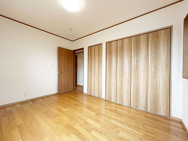 【リフォーム済】洋室の写真です。当物件は、天井と壁のクロスを張り替えました。
