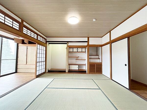 【リフォーム済】和室の写真です。和室が2部屋接しており、生活スタイルに合わせて多目的に利用できます。
