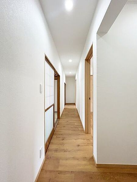 【リフォーム済】廊下の写真です。リフォームで内外装が新しく変わります。