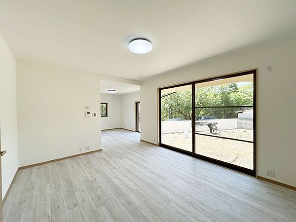 【リフォーム済】廊下側からのリビング写真です。照明は新品交換を行っております。照明がついた状態でのお引き渡しなのですぐに住み始められますね。
