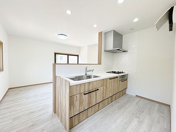 【リフォーム済】キッチンの写真です。引出には一升瓶や寸胴鍋など背の高いものも収納できます。天板は熱や傷にも強い人工大理石仕様なので、毎日のお手入れが簡単です。
