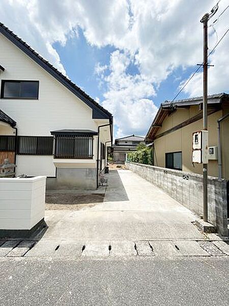【リフォーム済】駐車場は拡張工事を行いました。縦列2-3台駐車可能です。