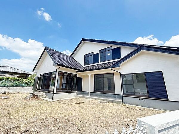 【リフォーム済】庭側外観写真です。庭は庭木伐採を行い、外壁塗装を行いました。