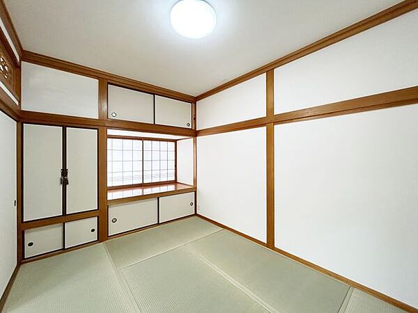 【リフォーム済】6帖和室の写真です。畳は表替えを行いました。