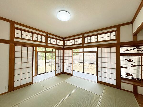 【リフォーム済】8帖洋室写真です。壁天井はクロスを張り替えました。