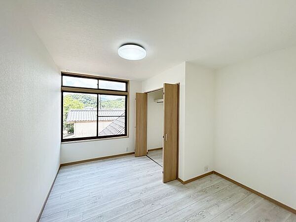 【リフォーム済】2階7帖洋室別角度写真です。クローゼット新設しました。収納スペースがあるので部屋を広く使えます。