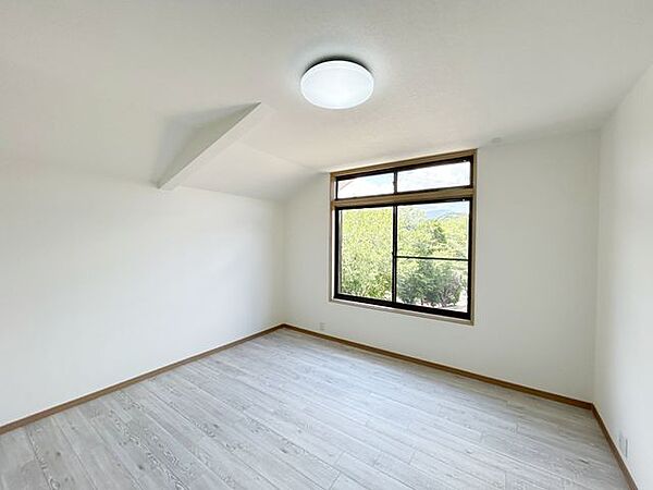 【リフォーム済】洋室別角度写真です。