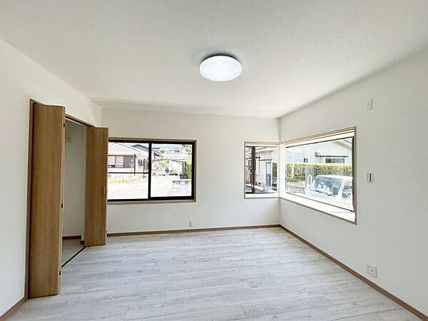 【リフォーム済】1階洋室写真です。和室から洋室に間取変更を行っております。2面彩光の明るいお部屋になっております。