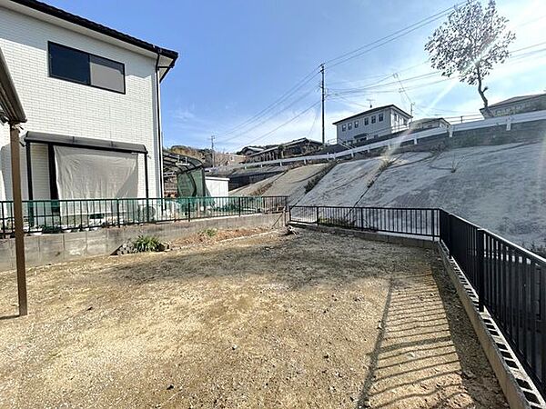 【リフォーム済】現地庭写真です。建物裏には広いお庭のスペースがあるのでお子さんと遊んだりと活用できます。