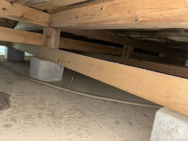 中古住宅の三大リスクである雨漏り、主要構造部分の欠陥や腐食、給排水管の漏水や故障を2年間保証します。その前提で床下まで確認の上でリフォームし、シロアリの被害調査と防除工事もおこないます。