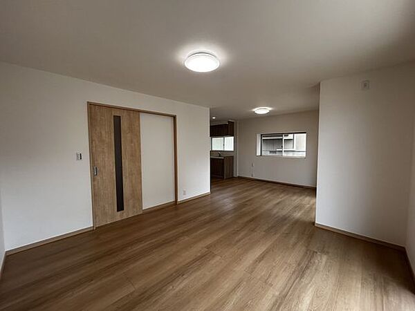 【リフォーム済】リビングの別角度写真です。陽当り良好。日差しの差し込む明るい部屋は光熱費も節約できます。