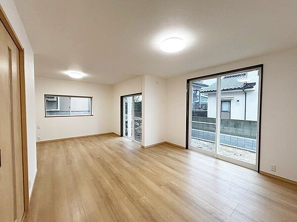 【リフォーム済】リビングの別角度写真です。陽当り良好。日差しの差し込む明るい部屋は光熱費も節約できます。