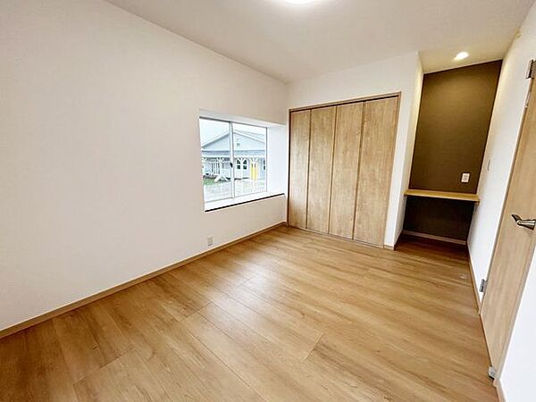 【リフォーム済】1階洋室の写真です。照明器具が設置済みなので、面倒な取り付けは不要です。