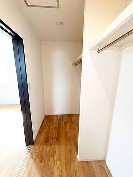 【リフォーム前】現況の洋室ウォークインクローゼット写真です。