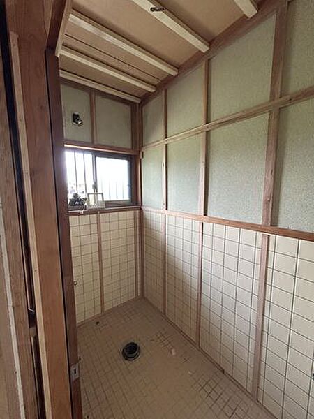 【リフォーム中7月17日更新】トイレの写真です。トイレは新品交換いたします。