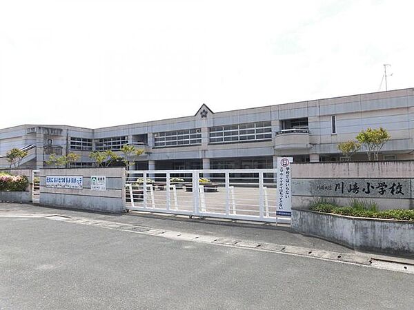 【小学校】当物件から950m（徒歩約19分）先に川崎小学校があります。徒歩圏内だと低学年のお子様の通学も安心ですね。