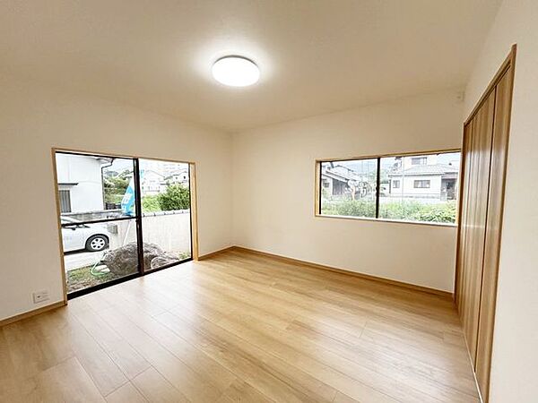 【リフォーム済】洋室8帖の写真です。全居室6畳以上で、家中どこでも快適に過ごせます。