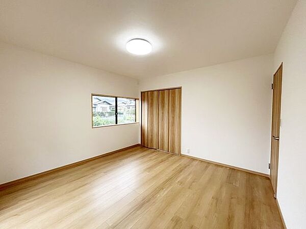【リフォーム済】洋室8帖の別角度写真です。南向きなので日当たりも良く、いつでも暖かく過ごせます。