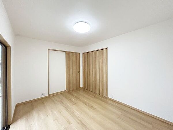 【リフォーム済】洋室北東6帖の別角度写真です。陽当り良好。日差しの差し込む明るい部屋は光熱費も節約できます。