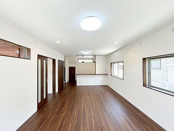 価格には消費税を含みます。自社物件につき随時ご案内可能。内覧希望の方はお電話ください。