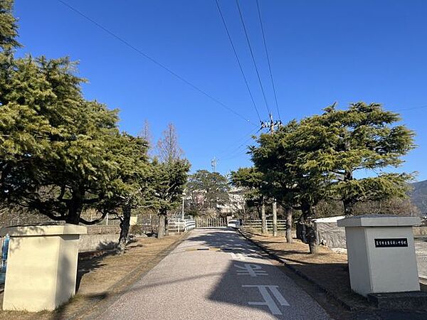 【中学校】当物件から0.4km先に直方第二中学校があります。徒歩圏内だとお子様の通学も安心ですね。 400m