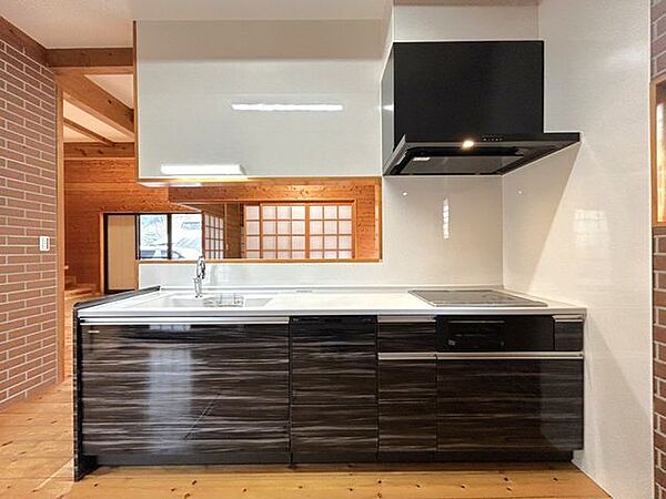 【リフォーム済】キッチンはクリーニングを行いました。引出には一升瓶や寸胴鍋など背の高いものも収納できます。