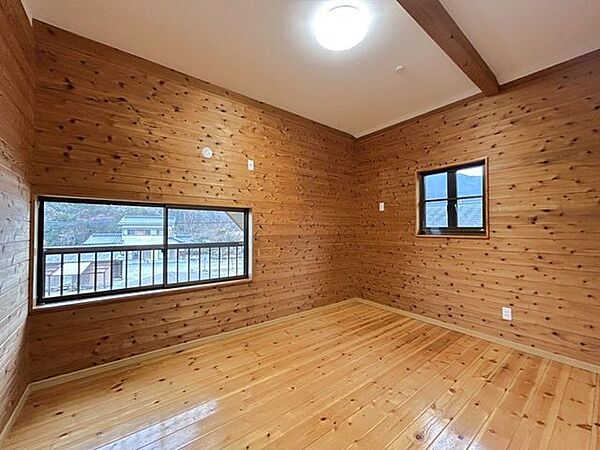 【リフォーム済】2階約6帖洋室写真です。建具を交換して、天井クロスを張り替えました。
