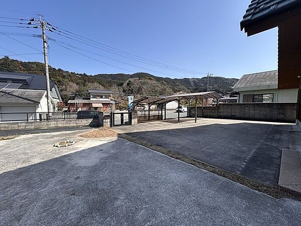 【リフォーム済】駐車場の写真です。草・庭木は伐採して、タキロンは一部張替を行いました。