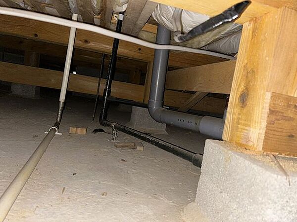 中古住宅の三大リスクである雨漏り、主要構造部分の欠陥や腐食、給排水管の漏水や故障を2年間保証します。その前提で床下まで確認の上でリフォームし、シロアリの被害調査と防除工事もおこないます。