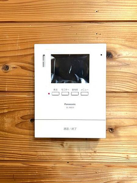 【リフォーム済】リビングに新設したドアホンはカラーモニター付き。モニターで玄関にいらしたお客様を確認してから応対できます。留守中の来客も記録できるので防犯面でも安心ですね。