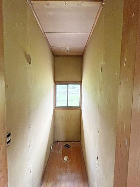【リフォーム中8/3更新】1階トイレの写真です。トイレは新品交換いたします。小窓があるので換気も楽々行えますね。