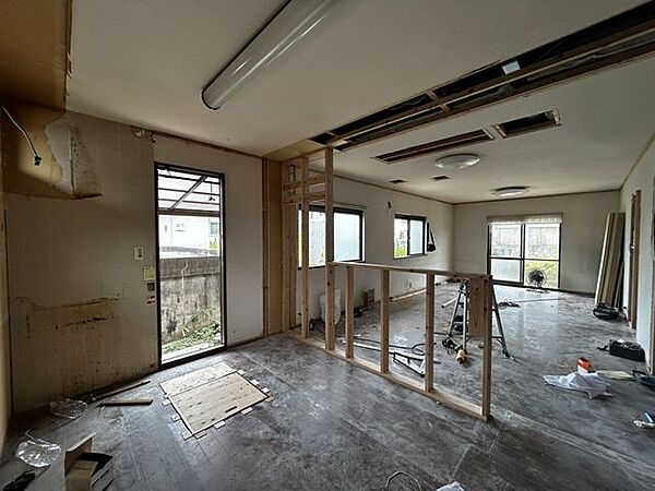 【リフォーム中】8/3更新　キッチンの別角度写真です。現在のリビング側にキッチンを置くので収納場所が広くなります。
