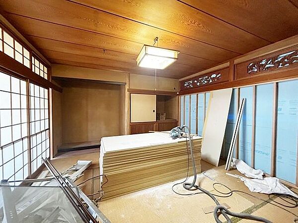 【リフォーム中】8/3更新　8帖和室の写真です。床柱と敷居は塗装、障子張り替え、畳は表替えを行います。