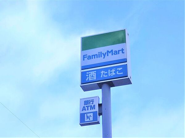 ファミリーマート香春中津原店 当物件から徒歩3分(210ｍ)。